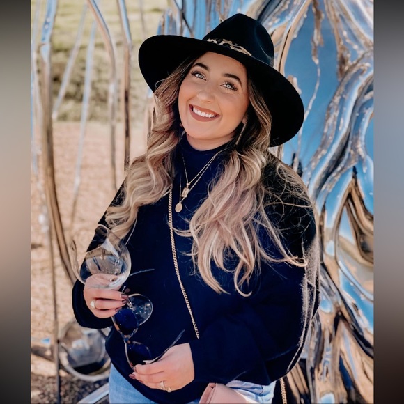 Meet your Posher, Taylor - Picture 2 of 4